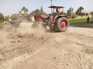 "السمان" يقود حملة مكبرة للنظافة وصيانة كشافات الإنارة بقرية "القارة" بقنا 30 - جريدة المساء