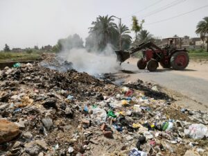 "السمان" يقود حملة مكبرة للنظافة وصيانة كشافات الإنارة بقرية "القارة" بقنا 26 - جريدة المساء