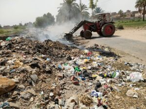 "السمان" يقود حملة مكبرة للنظافة وصيانة كشافات الإنارة بقرية "القارة" بقنا 18 - جريدة المساء
