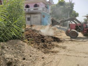 "السمان" يقود حملة مكبرة للنظافة وصيانة كشافات الإنارة بقرية "القارة" بقنا 16 - جريدة المساء