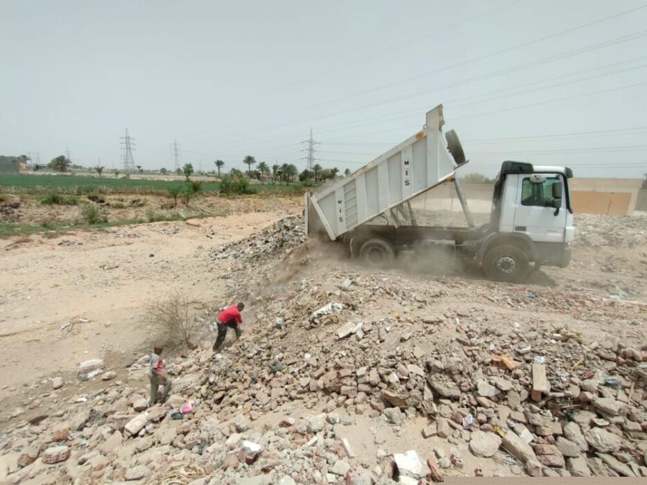 حملة نظافة وإزالة فورية للتعديات على الأراضى الزراعية بقرية "القارة" بأبوتشت 23 - جريدة المساء