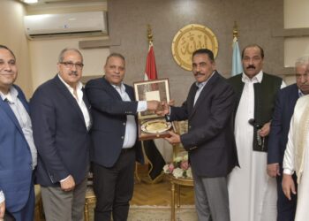 محافظ مطروح يستقبل رئيس إتحاد جمعيات شباب العالم 34 - جريدة المساء