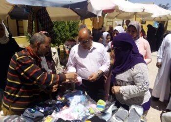 وكيل وزارة التعليم بمطروح يفتتح معرض الوحدة المنتجة بمدرسة السيدة عائشة الإعدادية بنات 18 - جريدة المساء