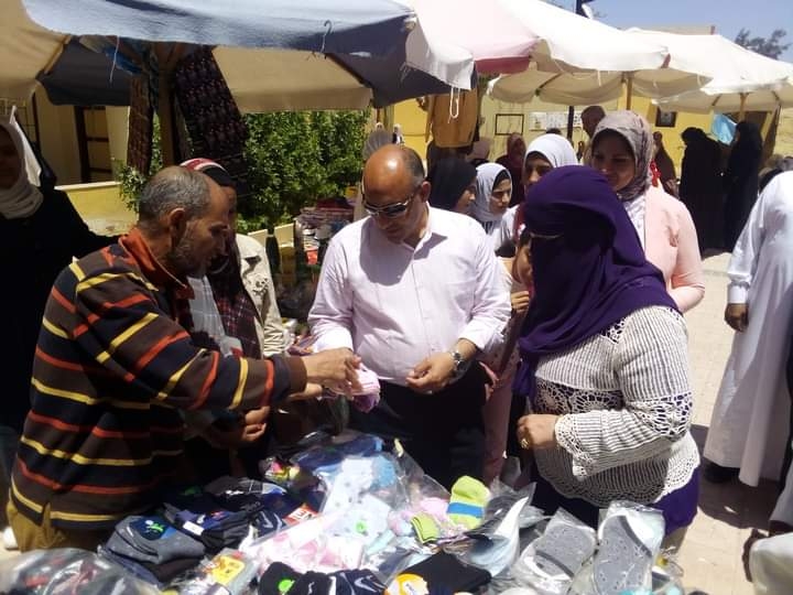 وكيل وزارة التعليم بمطروح يفتتح معرض الوحدة المنتجة بمدرسة السيدة عائشة الإعدادية بنات 18 - جريدة المساء