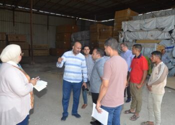 تحرير  محاضر لمخالفات الإشتراطات البيئية والصحية  ومعايير الأمن والسلامة المهنية فى حملة مكبرة ببنى سويف  32 - جريدة المساء