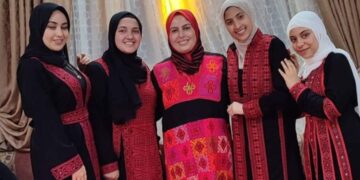 د.أمل شمس تشيد بتقاليد وعادات المرأة السيناوية وترتدي الثوب المطرز الأصيل 1 - جريدة المساء