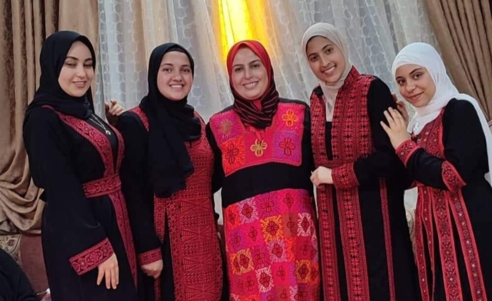 د.أمل شمس تشيد بتقاليد وعادات المرأة السيناوية وترتدي الثوب المطرز الأصيل 19 - جريدة المساء