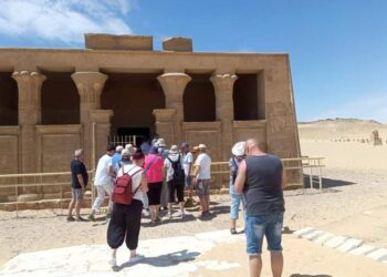 وفد سياحي من دولتي أمريكا وألمانيا يزور المناطق الأثرية بالمنيا 22 - جريدة المساء