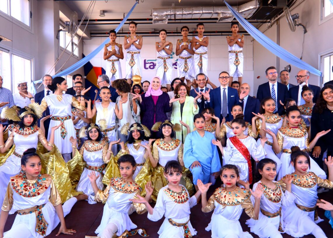 وزيرة التضامن ورئيس مجموعة البنوك الدولية بإيطاليا يزوران مدرسة تواصل المجتمعية باسطبل عنتر 16 - جريدة المساء