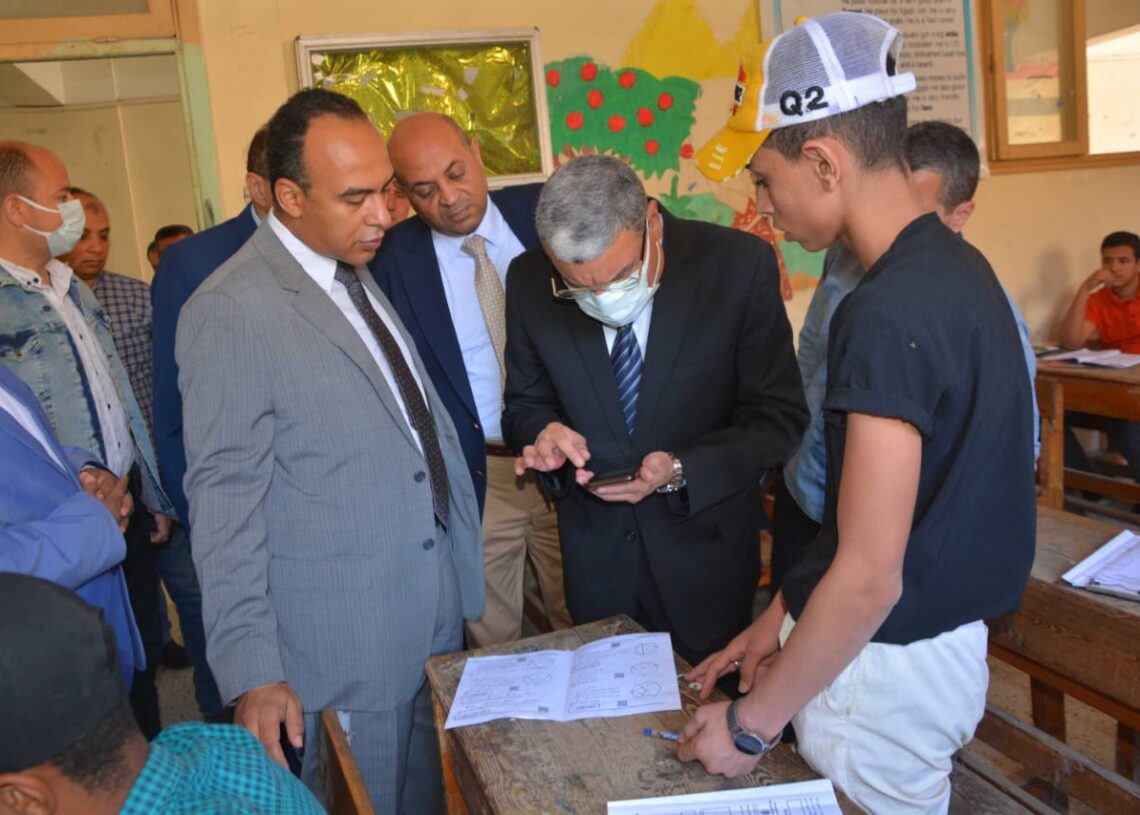 محافظ المنيا يقرر إيقاف رئيس لجنة و6 مراقبين وملاحظين عن العمل للسماح للطلاب باصطحاب الهاتف المحمول داخل اللجان 20 - جريدة المساء محافظ المنيا يقرر إيقاف رئيس لجنة و6 مراقبين وملاحظين عن العمل للسماح للطلاب باصطحاب الهاتف المحمول داخل اللجان 19 - جريدة المساء