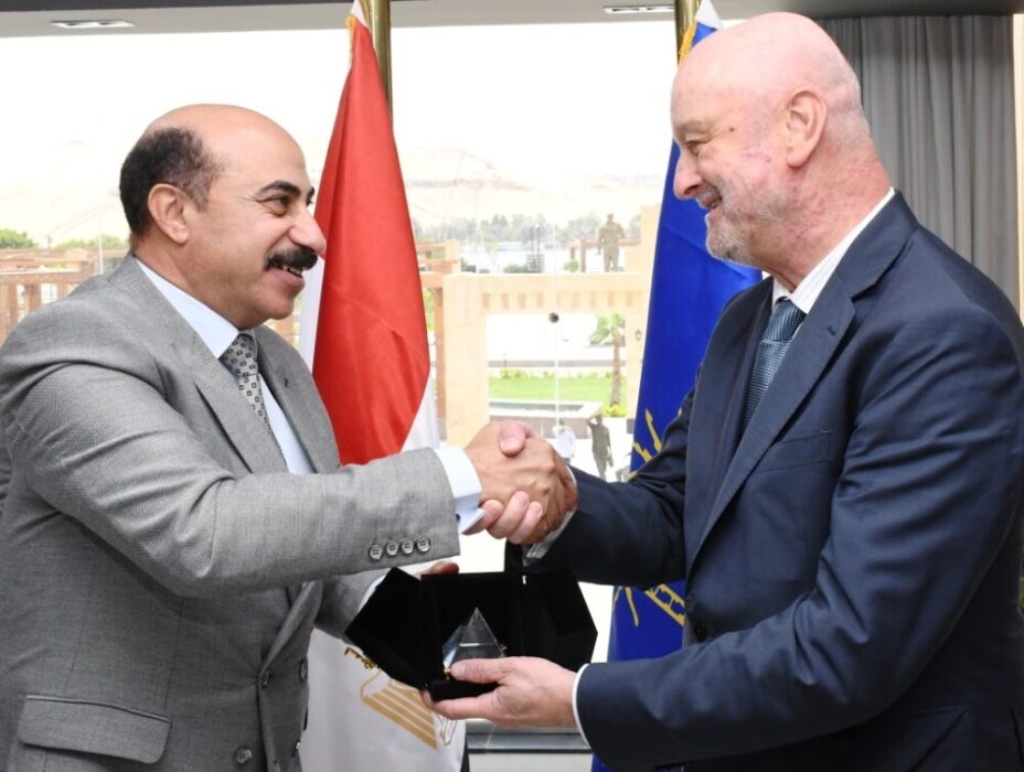 فى لقاء محافظ أسوان بالسفير الأسبانى .. الاتفاق على الفرص الإستثمارية فى قطاعات النظافة العامة والصناعات الثقيلة 19 - جريدة المساء