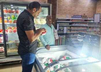 محافظ أسوان يتابع جهود مديرية الطب البيطرى لضبط 19 كجم من اللحوم المصنعة المنتهية الصلاحية 25 - جريدة المساء