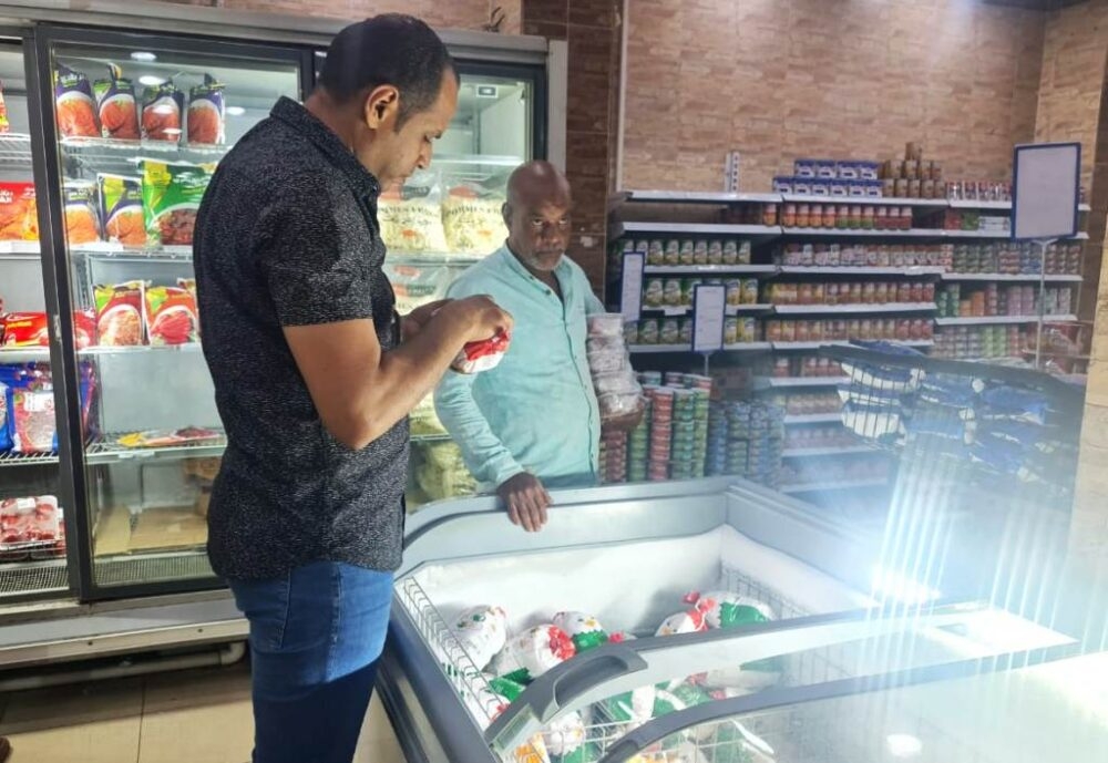 محافظ أسوان يتابع جهود مديرية الطب البيطرى لضبط 19 كجم من اللحوم المصنعة المنتهية الصلاحية 27 - جريدة المساء