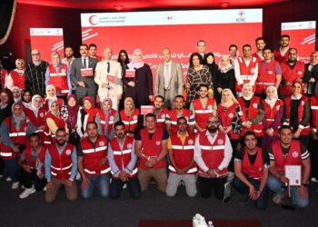 وزيرة التضامن وسط مجموعة من متطوعى الهلال الأحمر