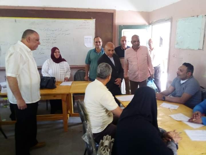 وكيل وزارة التعليم بمطروح يتابع أعمال التصحيح وتقدير الدرجات للشهادة الإعدادية
