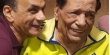 عادل إمام يحتفل بعيد ميلاده الـ82 وسط أفراد عائلته 2 - جريدة المساء عادل إمام يحتفل بعيد ميلاده الـ82 وسط أفراد عائلته 1 - جريدة المساء