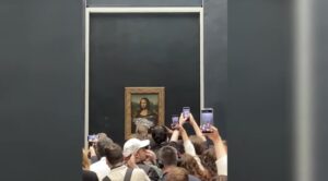 شاب يهاجم الموناليزا بدافع الحفاظ علي المناخ 33 - جريدة المساء