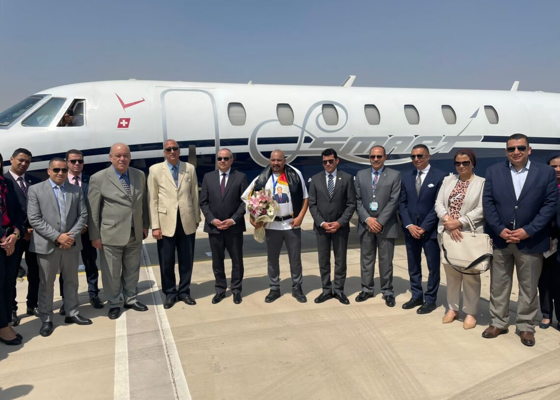 منار وصبحي يشهدان استعراض سحب محمود لالا لطائرة مدنية 19 - جريدة المساء