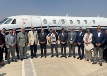 منار وصبحي يشهدان استعراض سحب محمود لالا لطائرة مدنية 27 - جريدة المساء