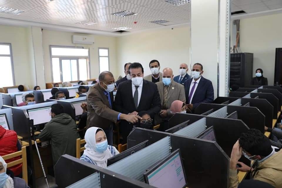 الجامعات المصرية تنجح في عقد الاختبارات الالكترونية ب117 كلية 19 - جريدة المساء