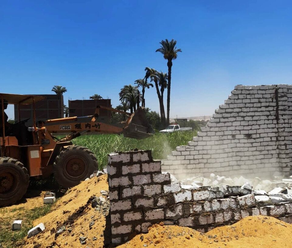 إزالة 44 حالة تعدي على الأراضي الزراعية ومخالفات البناء بسوهاج 20 - جريدة المساء إزالة 44 حالة تعدي على الأراضي الزراعية ومخالفات البناء بسوهاج 19 - جريدة المساء