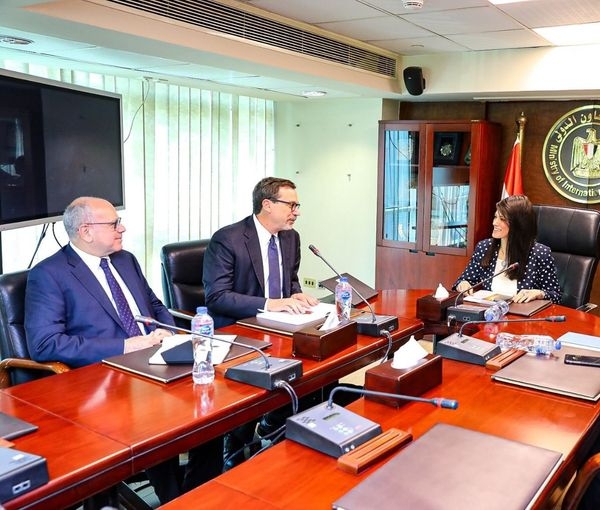 د.رانيا المشاط وزيرة التعاون الدولي تلتقي كبير مستشاري البنك الدولي للعمل المناخي لبحث سبل دعم جهود مصر للتحضير لقمة المناخ COP27 24 - جريدة المساء