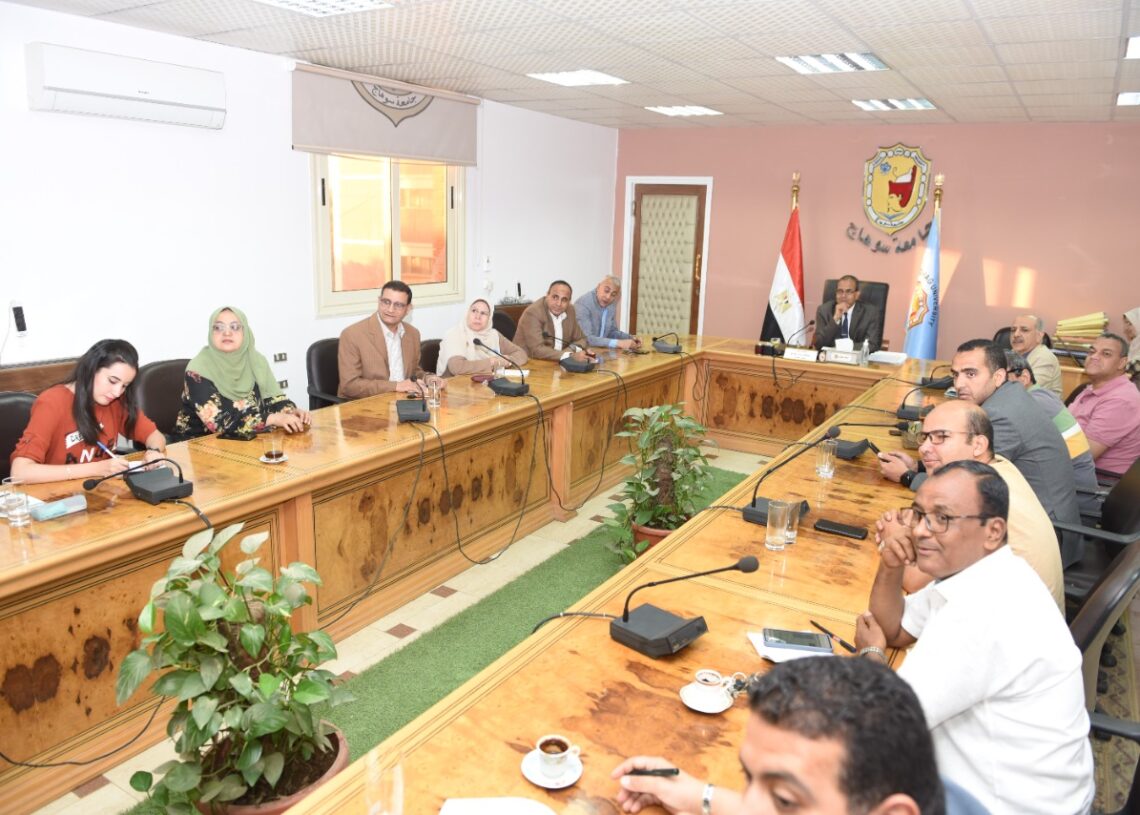 مجلس إدارة مركز تعليم الكبار بجامعة سوهاج يناقش خطة العمل المستقبلية 19 - جريدة المساء