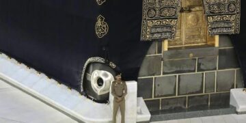 قصة الحجر الأسود.. نقطة بداية الطواف ومنتهاه 1 - جريدة المساء