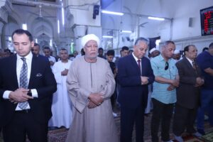 محافظ قنا ورئيس جامعة جنوب الوادي يؤديان صلاة عيد الأضحى المبارك بمسجد العارف بالله سيدى عبدالرحيم 59 - جريدة المساء