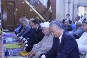محافظ قنا ورئيس جامعة جنوب الوادي يؤديان صلاة عيد الأضحى المبارك بمسجد العارف بالله سيدى عبدالرحيم 57 - جريدة المساء
