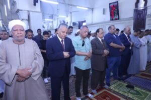 محافظ قنا ورئيس جامعة جنوب الوادي يؤديان صلاة عيد الأضحى المبارك بمسجد العارف بالله سيدى عبدالرحيم 55 - جريدة المساء