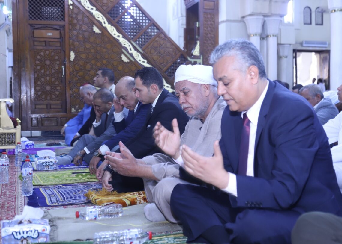 محافظ قنا ورئيس جامعة جنوب الوادي يؤديان صلاة عيد الأضحى المبارك بمسجد العارف بالله سيدى عبدالرحيم 51 - جريدة المساء