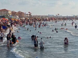 شواطئ رأس البر .. زحام شديد في ثاني أيام العيد 49 - جريدة المساء