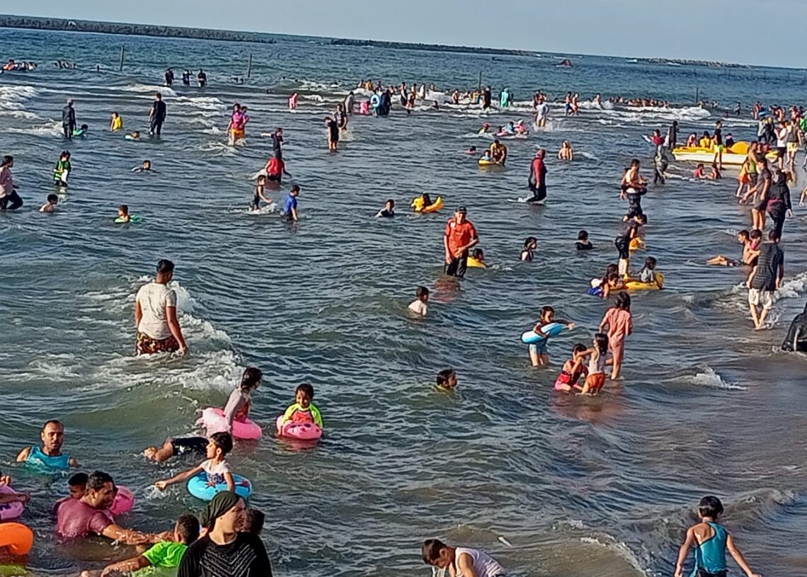 شواطئ رأس البر .. زحام شديد في ثاني أيام العيد 19 - جريدة المساء