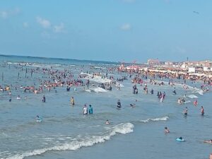 شواطئ رأس البر .. زحام شديد في ثاني أيام العيد 29 - جريدة المساء