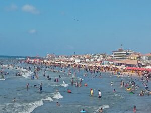 شواطئ رأس البر .. زحام شديد في ثاني أيام العيد 25 - جريدة المساء