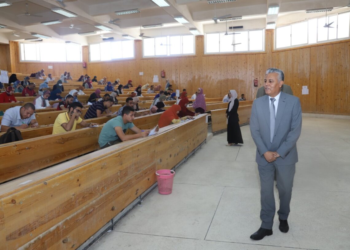 انتظام امتحانات الدراسات العليا بكلية التجارة بجامعة جنوب الوادي 20 - جريدة المساء انتظام امتحانات الدراسات العليا بكلية التجارة بجامعة جنوب الوادي 19 - جريدة المساء