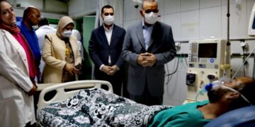 محافظ كفر الشيخ يطمئن على عامل أصيب أثناء عمله ويقرر صرف إعانة عاجلة له 1 - جريدة المساء