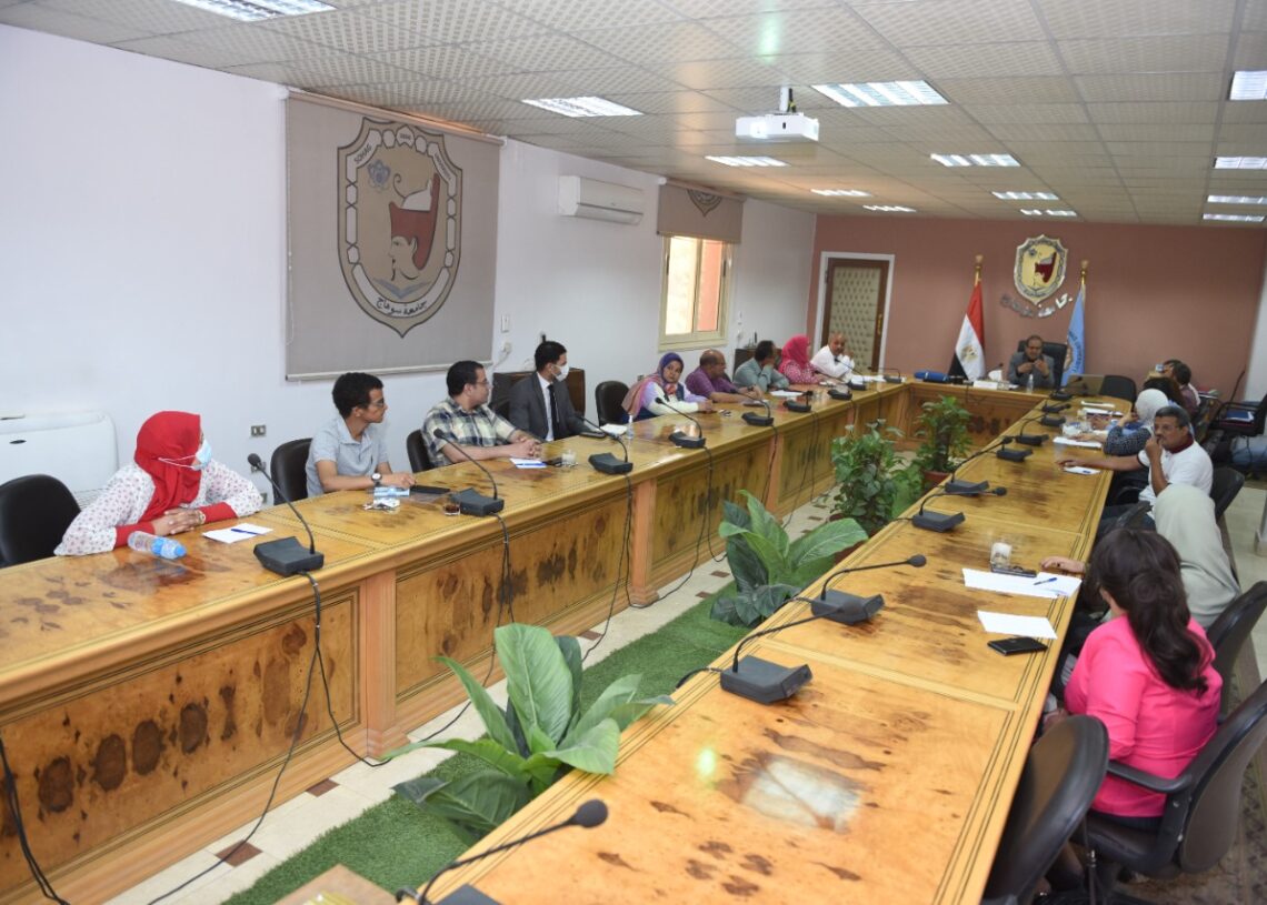 جامعة سوهاج تناقش محاور الخطة الإستراتيجية لمواجهة التغيرات المناخية بالمحافظة 19 - جريدة المساء جامعة سوهاج تناقش محاور الخطة الإستراتيجية لمواجهة التغيرات المناخية بالمحافظة 18 - جريدة المساء