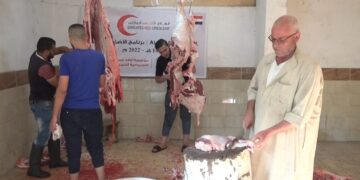 الهلال الأحمر الاماراتى يشارك (مؤسسة اولاد عبيد) فى توزيع لحوم العيد على الأسر الفقيرة 1 - جريدة المساء