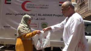 الهلال الأحمر الاماراتى يشارك (مؤسسة اولاد عبيد) فى توزيع لحوم العيد على الأسر الفقيرة 21 - جريدة المساء