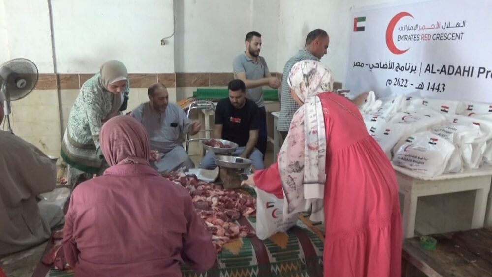 الهلال الأحمر الاماراتى يشارك (مؤسسة اولاد عبيد) فى توزيع لحوم العيد على الأسر الفقيرة 23 - جريدة المساء