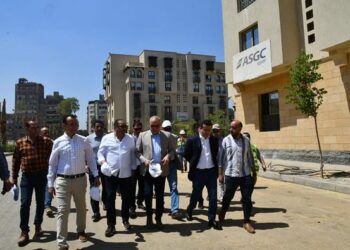 وزير الإسكان يتفقد سير العمل بمشروع تطوير "منطقة سور مجرى العيون" بمحافظة القاهرة 19 - جريدة المساء