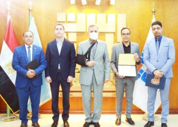 محافظ كفر الشيخ ونائبه يكرمان أوائل الدورات التدريبية بمركز تدريب وزارة التنمية المحلية من موظفي المحافظة 18 - جريدة المساء