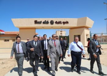 وزير القوى العاملة يلتقى مسئولى الشركات المصرية والأجنبية العاملة بالمشروع ويوجه برعاية العمالة المصرية. خلال زيارته لمشروع المحطه النوويه 23 - جريدة المساء