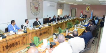 مجلس جامعة سوهاج يستعرض تقريراً عن أنشطة مكافحة الفساد .. ويكرم عميد كلية الآداب 1 - جريدة المساء