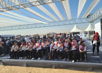 طلاب جامعة عين شمس وذوي الهمم يشهدون العرض الجوي بالاهرامات 20 - جريدة المساء