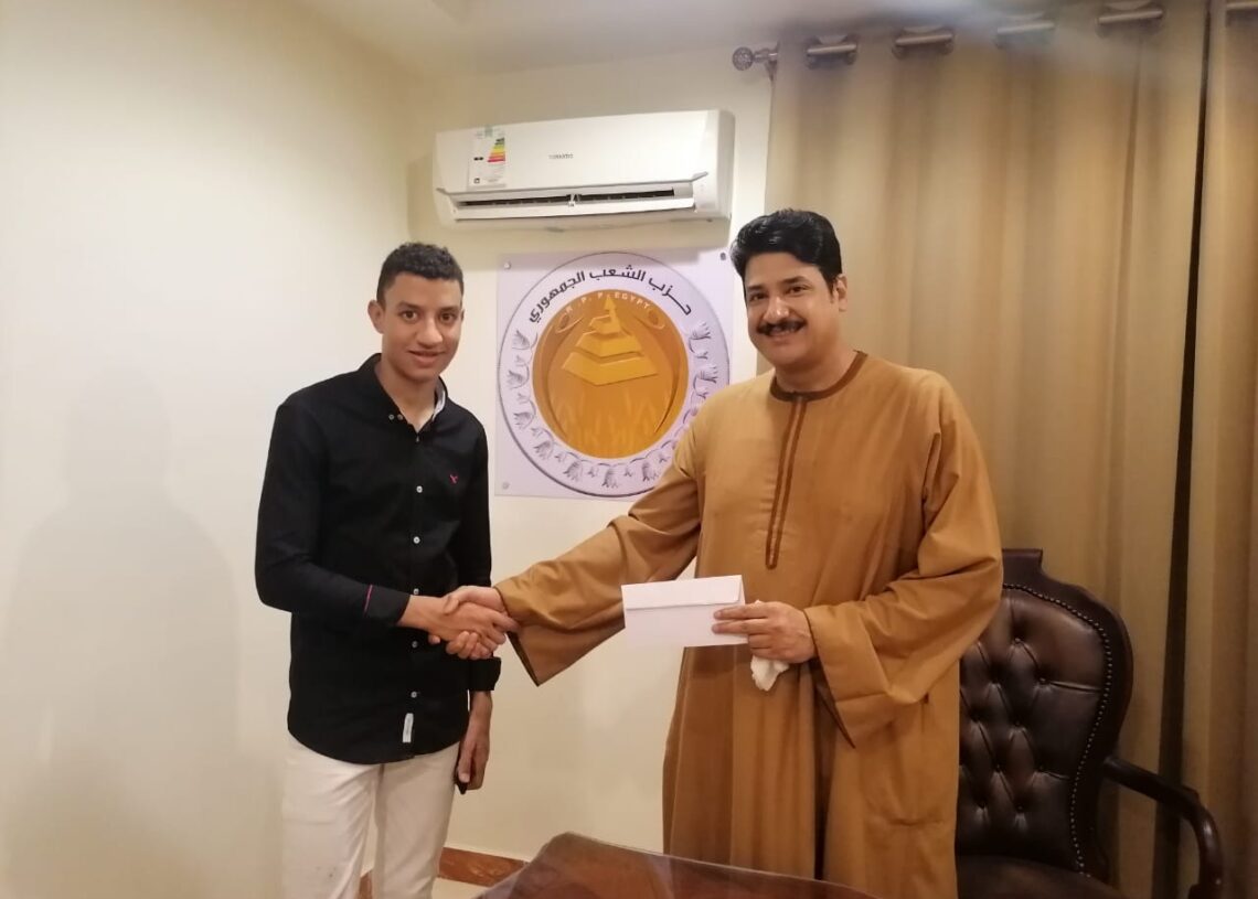 "الشعب الجمهوري بقنا" يكرم الفائز بالمركز الثالث في منافسات الأسبوع الأول من دوري الحزب 16 - جريدة المساء د.محمود عمر عبدالعزيز سليمان الأمين المساعد لشئون التنظيم يكرم الطالب الفائز