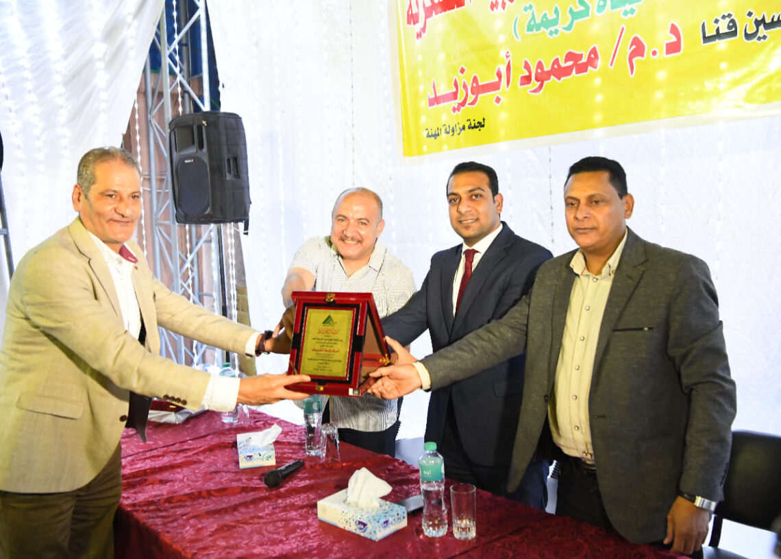 تكريم زعيم الأغلبية البرلمانية بمجلس النواب لدوره الفعال في المبادرة الرئاسية "حياة كريمة" 18 - جريدة المساء المحاسب هشام قدوس يتسلم الدرع نائبًا عن المهندس أشرف رشاد