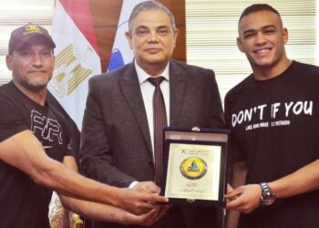 رئيس جامعة كفرالشيخ يكرم طالب كلية التربية الرياضية خامس العالم والمركز الثاني على مستوى الجامعات 29 - جريدة المساء